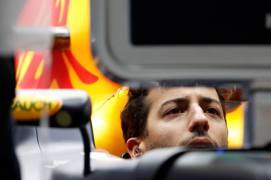 Daniel Ricciardo ai box sulla sua Red Bull. Reuters